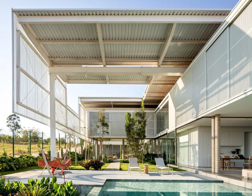 The FGMF Covers Brazilian House In Transparent Shell
