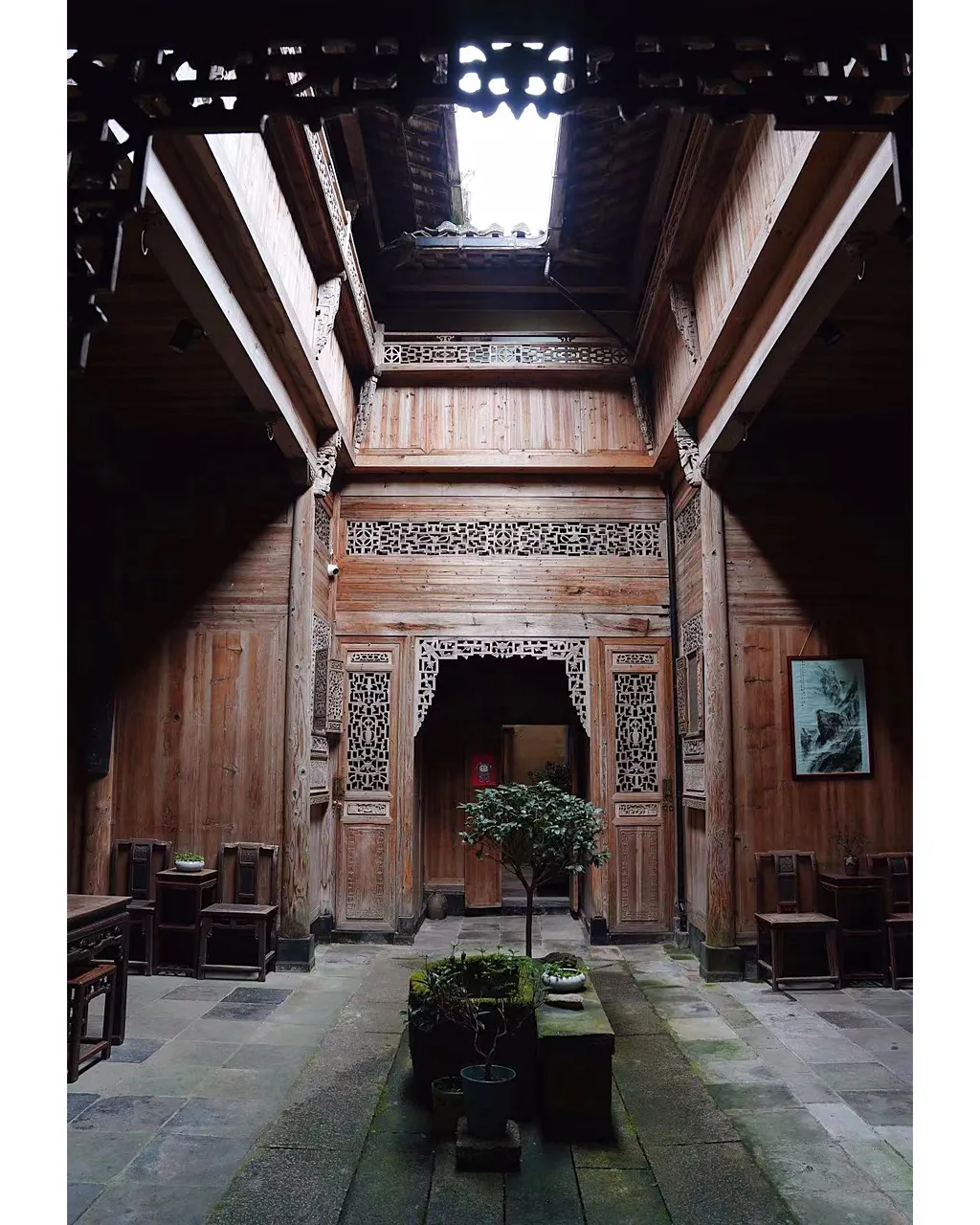 Inside the home, hot air rises and leaves through the skywell aperture, which functions as a chimney